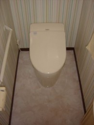 グリーンの壁紙で爽やかトイレに